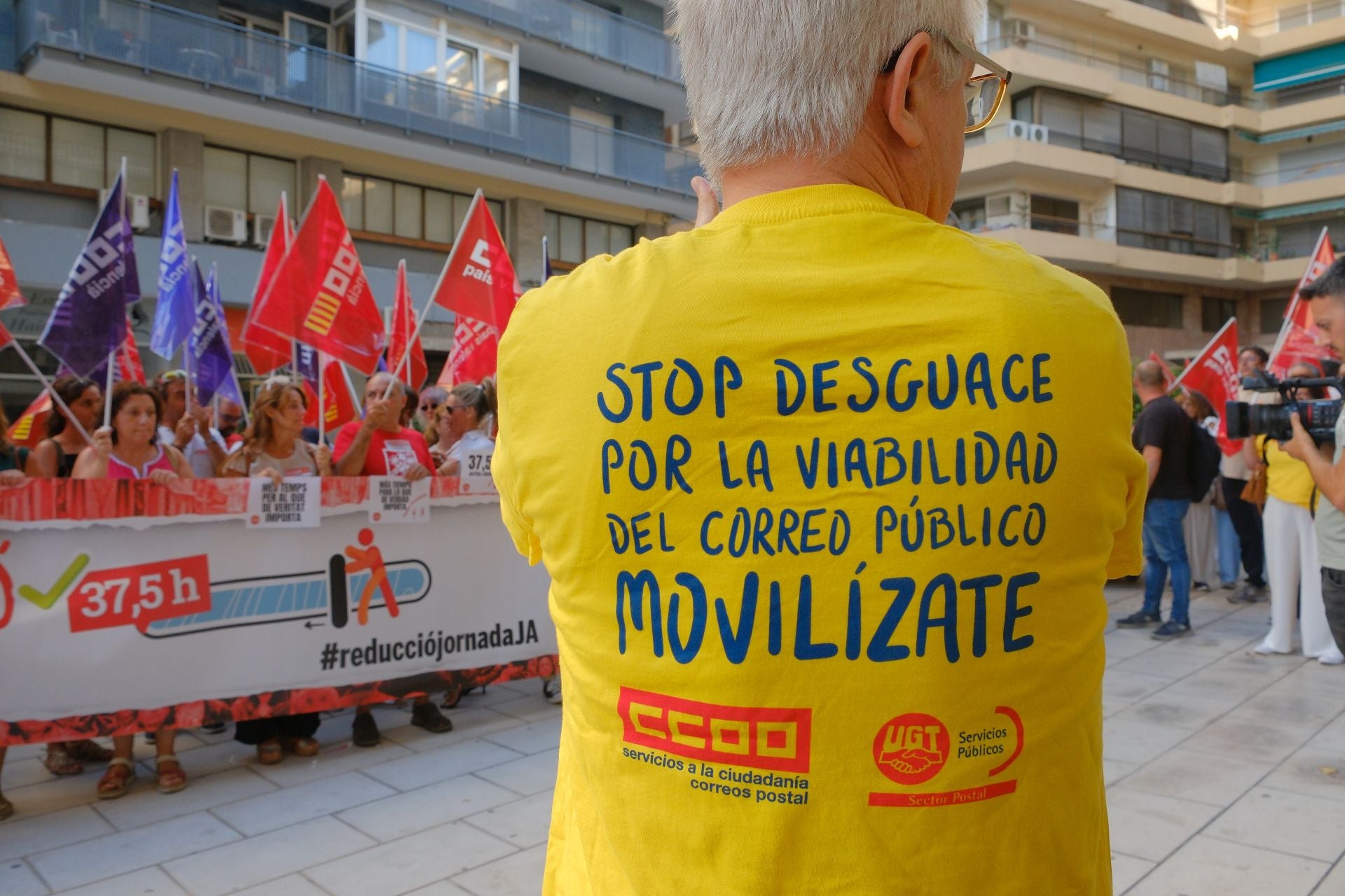 Los sindicatos protestan frente a la sede de la patronal en Alicante en favor de la reducción de jornada laboral