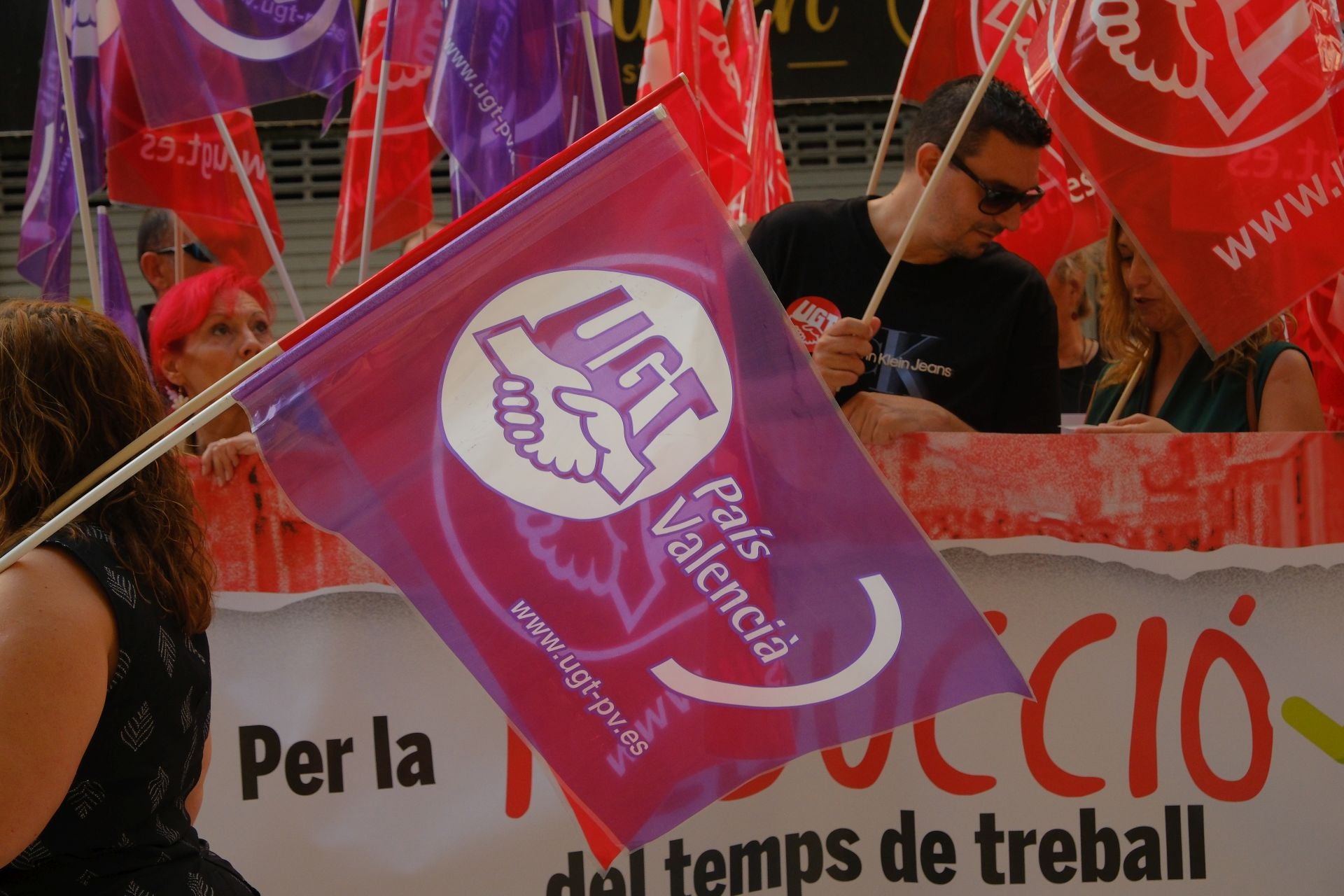 Los sindicatos protestan frente a la sede de la patronal en Alicante en favor de la reducción de jornada laboral