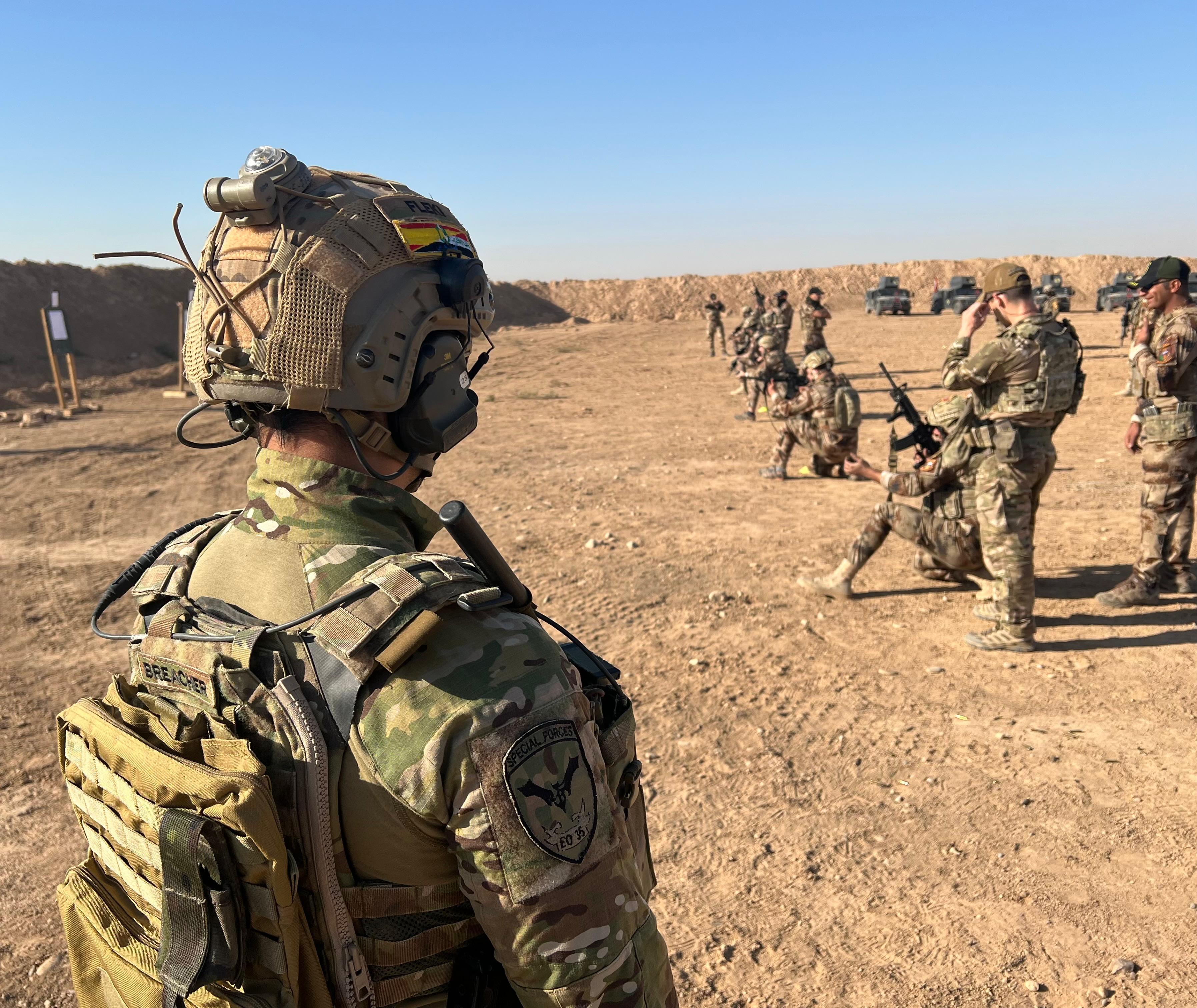 Imagen secundaria 1 - Efectivos del MOE entrenan a las tropas iraquíes.