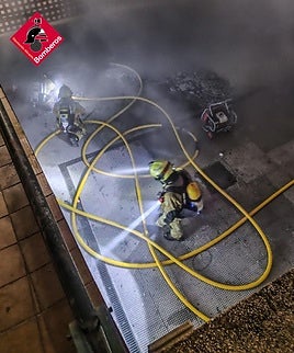 Incendio de varios vehículos en un aparcamiento de Orihuela.