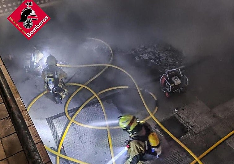 Incendio de varios vehículos en un aparcamiento de Orihuela.