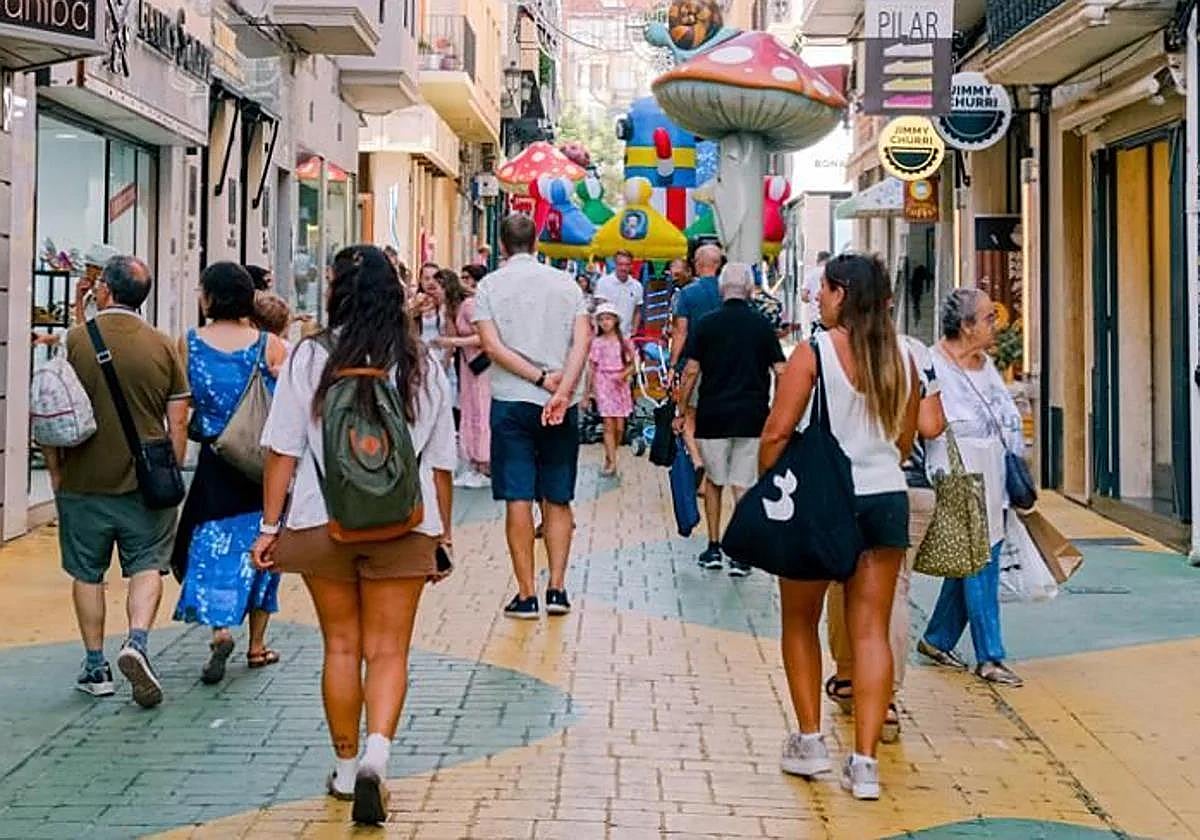Turistas, de paseo por la calle de las setas, en imagen de archivo.