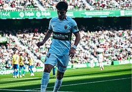 Yago Santiago, durante un partido con el Elche antes de su lesión.