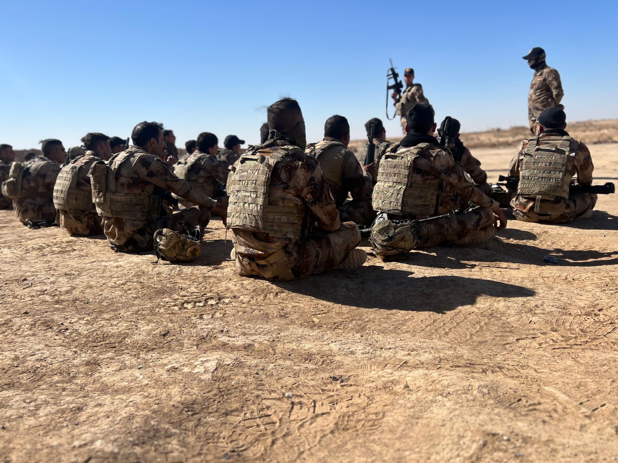 Imagen principal - Efectivos del MOE entrenan a las tropas iraquíes.