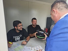 El Ayuntamiento hace entrega de la pólvora a los arcabuceros de cada comparsa.