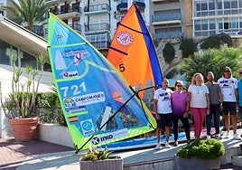 Darío Quesada, a la izquierda, unirá Benidorm e Ibiza sobre una tabla de windsurf