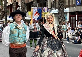 Carlos Ruiz en un desfile junto a la bellea del foc, Adriana Vico.