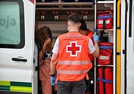 Profesionales atienden a una mujer.