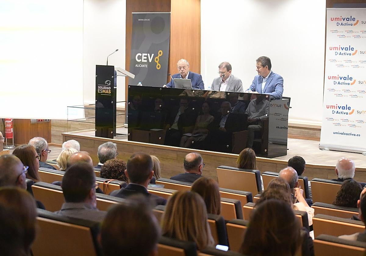 La jornada sobre absentismo laboral celebrada en Elche, en imágenes