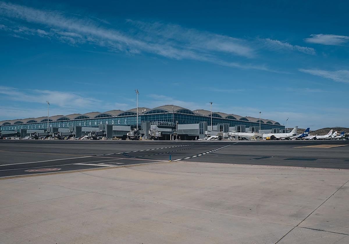 Vista panorámica del aeropuerto de Alicante-Elche.