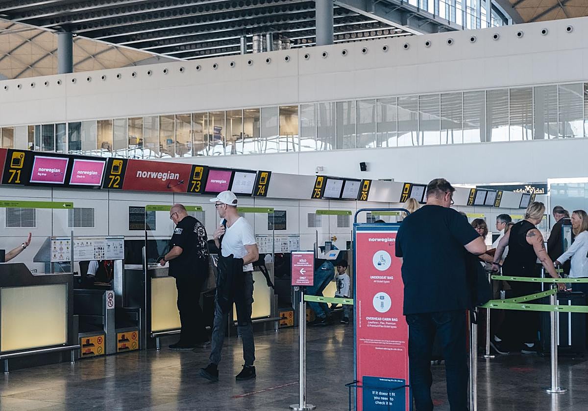 Turistas en un mostrador del aeropuerto de Alicante-Elche.