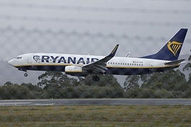 Avión de Ryanair despegando.