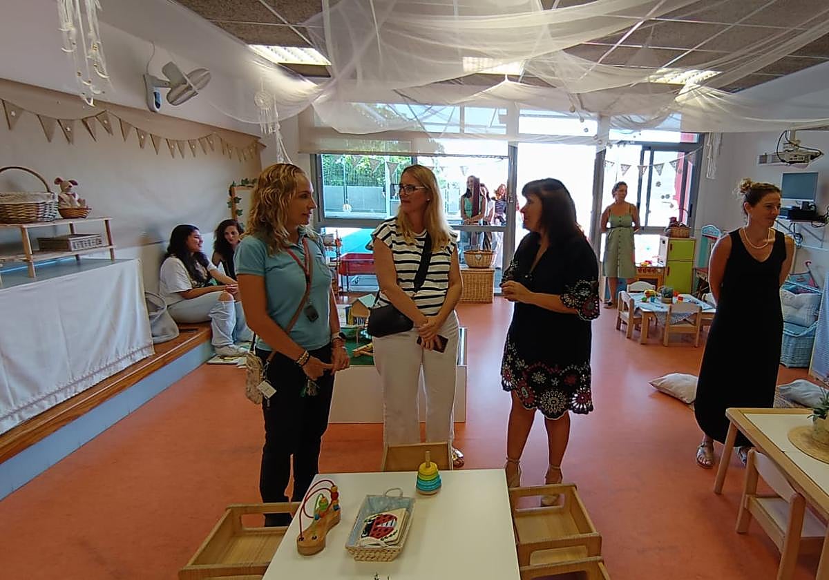 La concejal de Educación, Mari Carmen de España, de visita en el CEIP Benalúa.