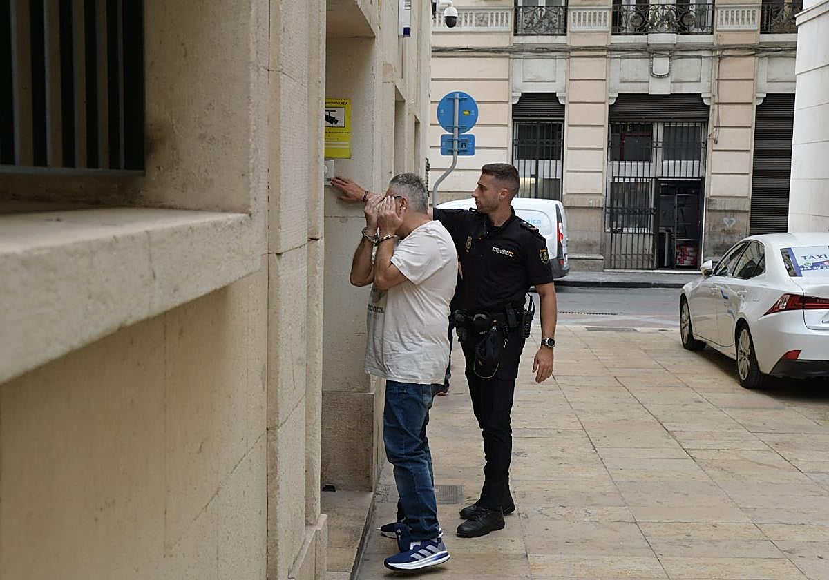 Imagen principal - El jurado declara culpable al hombre que asesinó a su inquilina en Alicante y convivió un mes con el cadáver