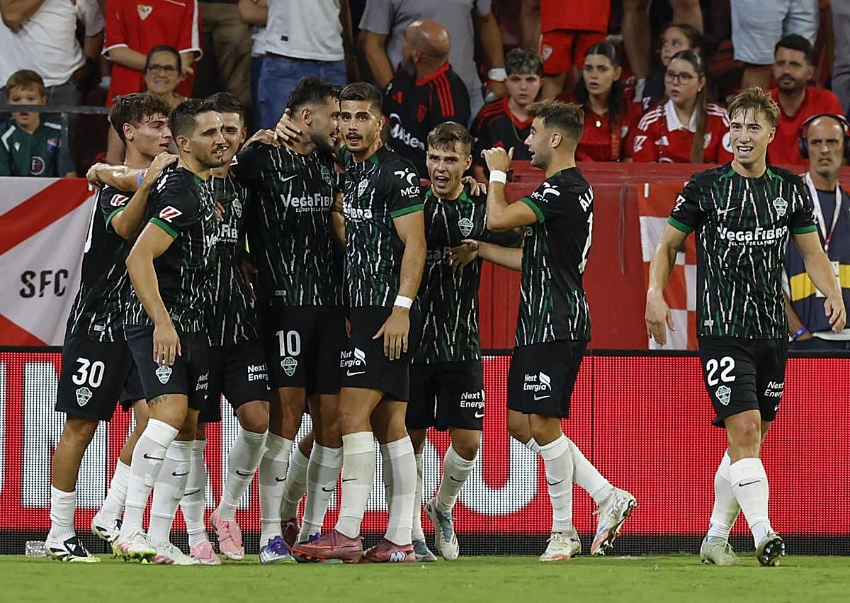 Imagen secundaria 1 - Elche y Sevilla empatan en un duelo marcado por los goles de André Silva y Rafa Mir