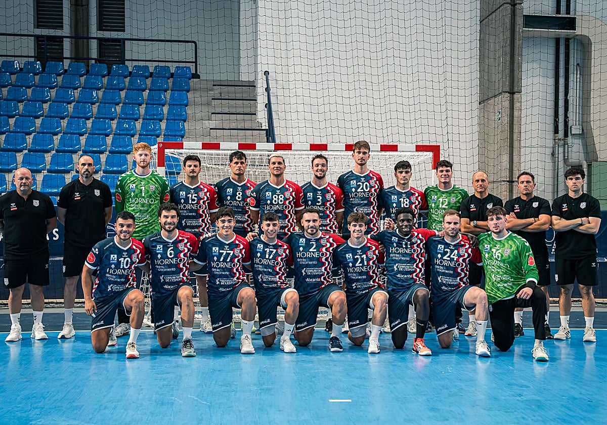 Imagen principal - Alicante celebra este sábado el regreso a la élite del balonmano 33 años después