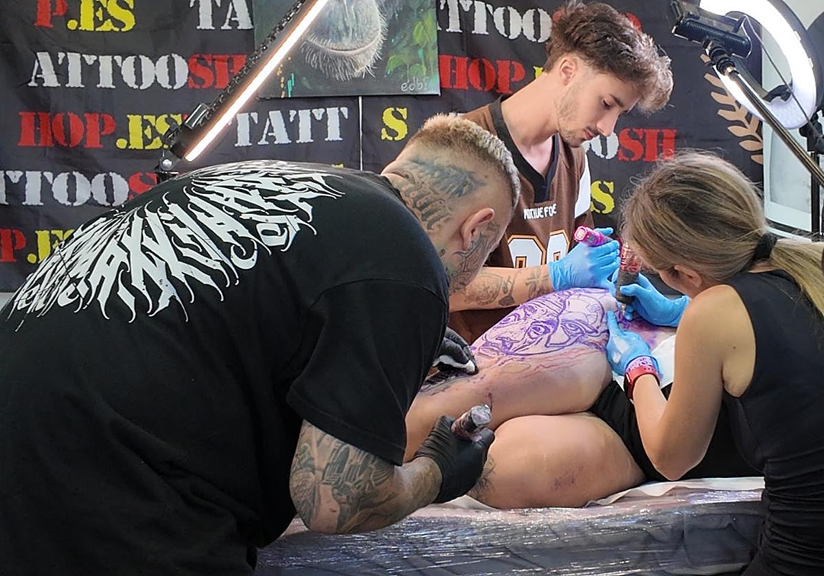 Exhibición de tatuaje en la feria.