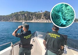 Efectivos del Servicio Marítimo de la Guardia Civil de Alicante en un punto de verificación en Jávea.