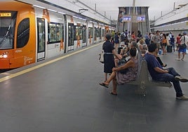Pasajeros en la estación de Luceros.