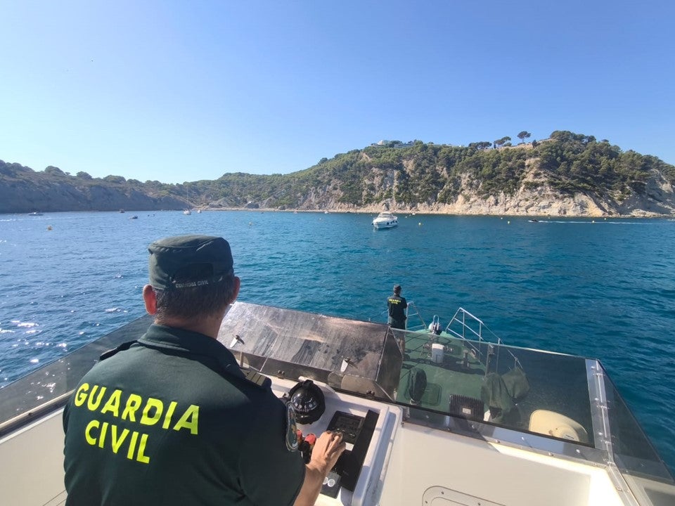 Control de la Guardia Civil en la bahía de Jávea.