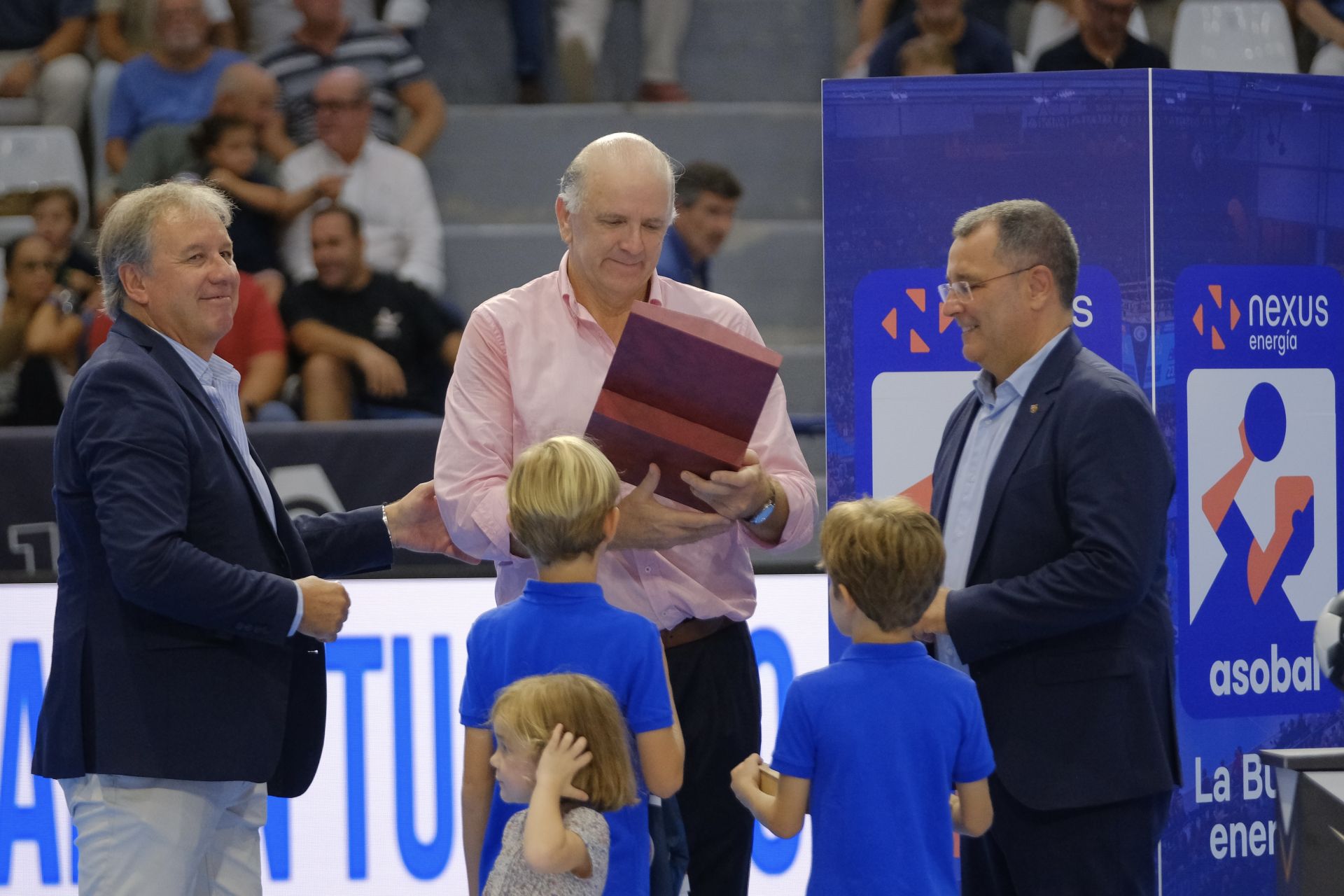 Alicante vibra con el EON-Barça en la vuelta de la máxima competición del balonmano