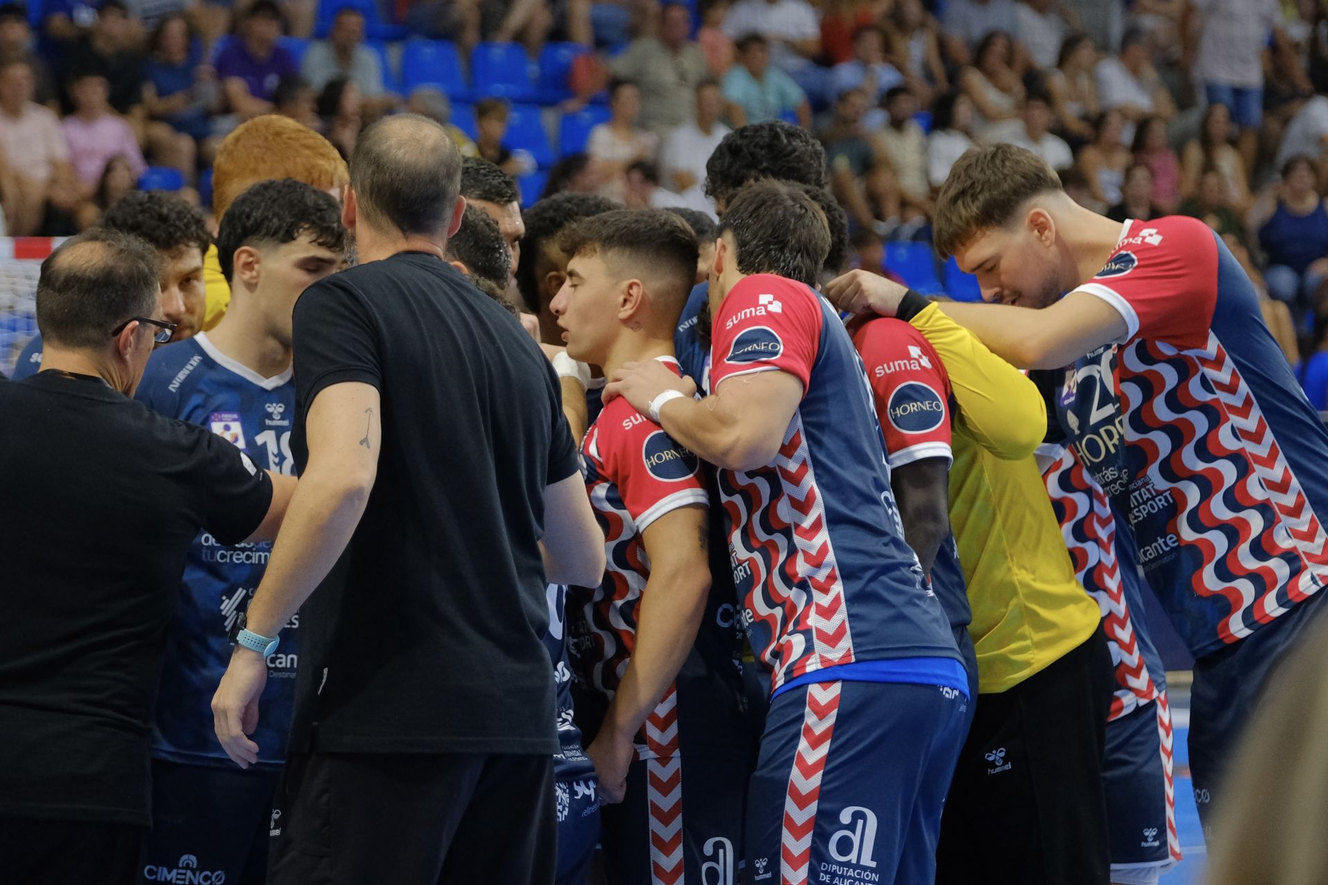 Alicante vibra con el EON-Barça en la vuelta de la máxima competición del balonmano