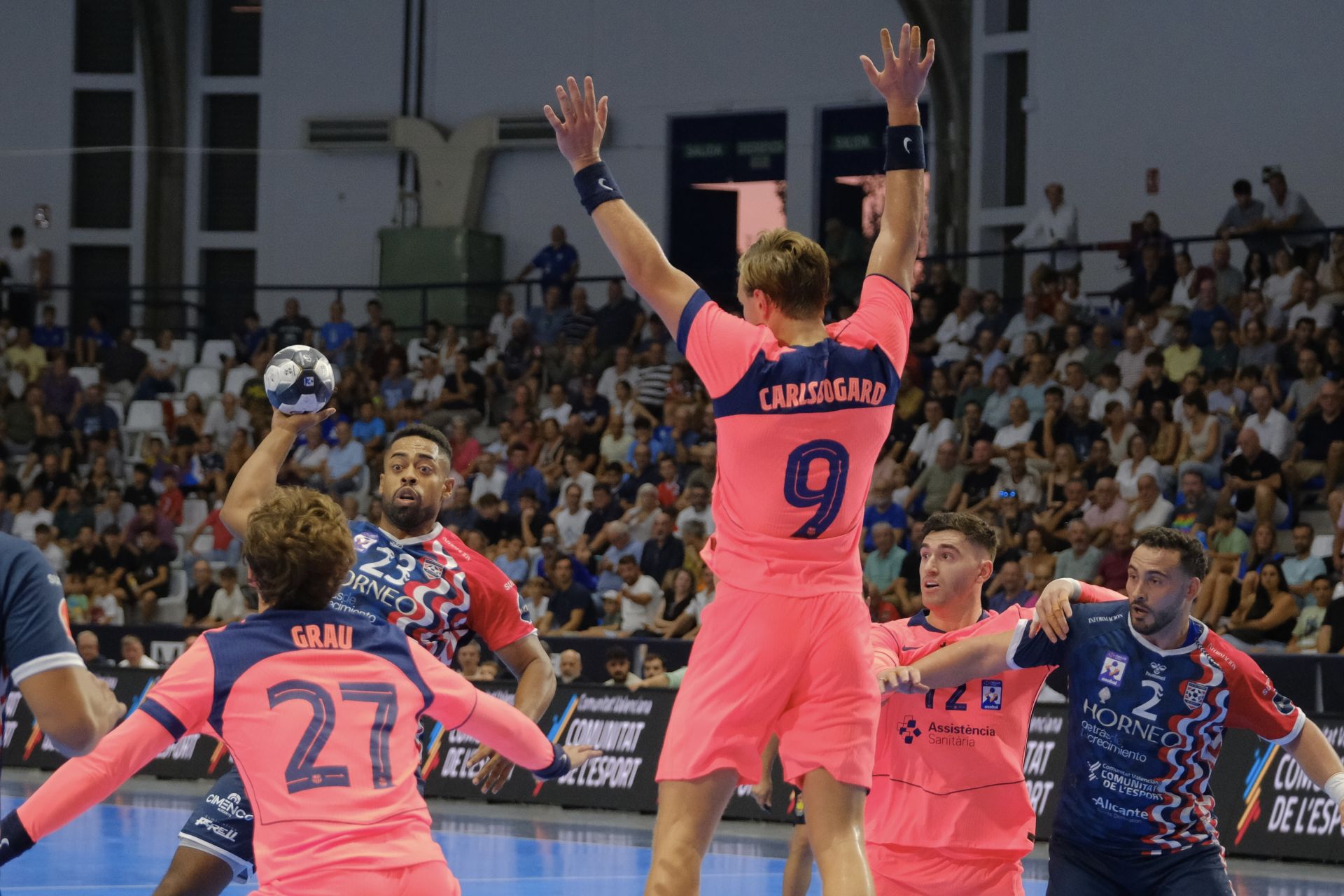 Alicante vibra con el EON-Barça en la vuelta de la máxima competición del balonmano