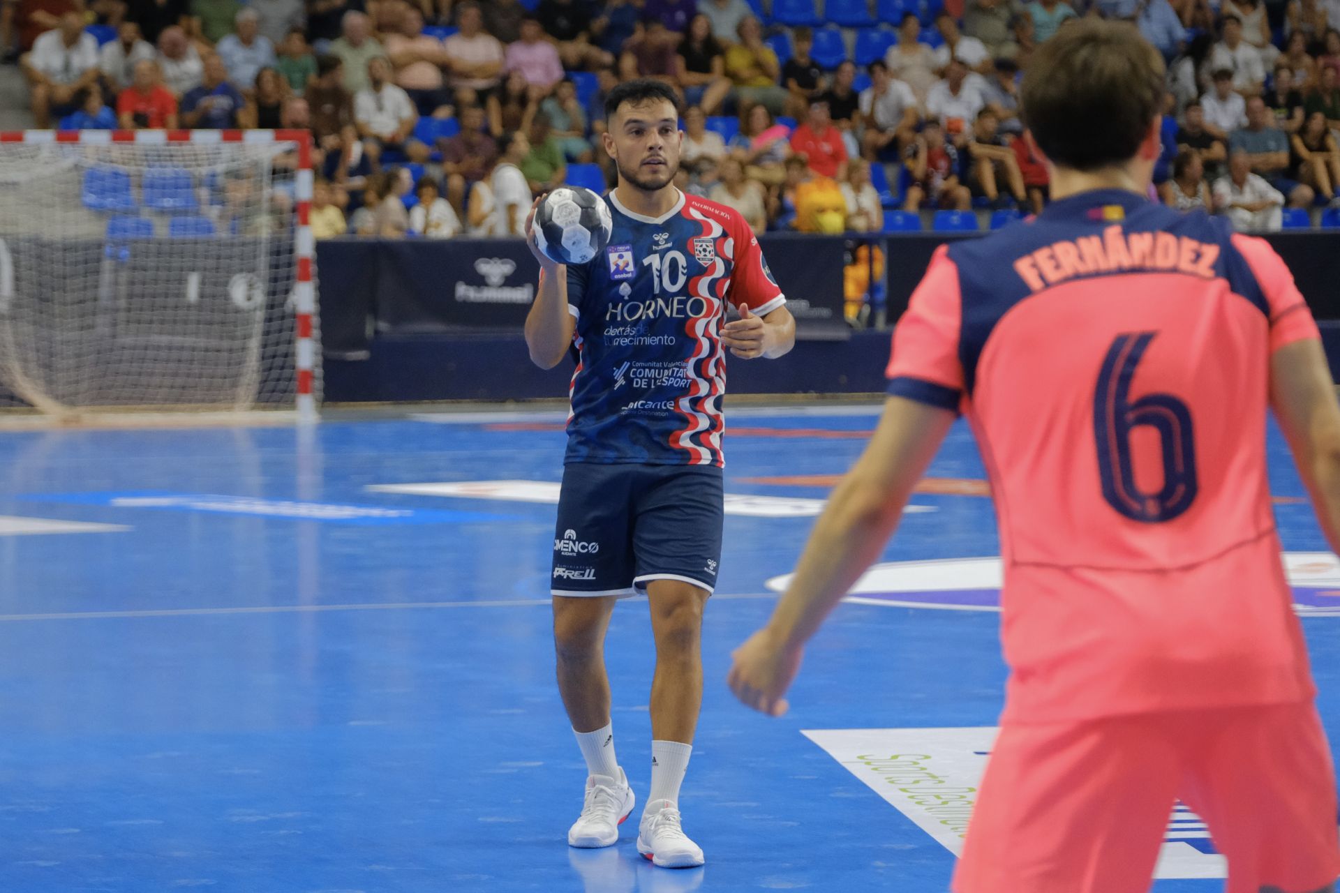 Alicante vibra con el EON-Barça en la vuelta de la máxima competición del balonmano