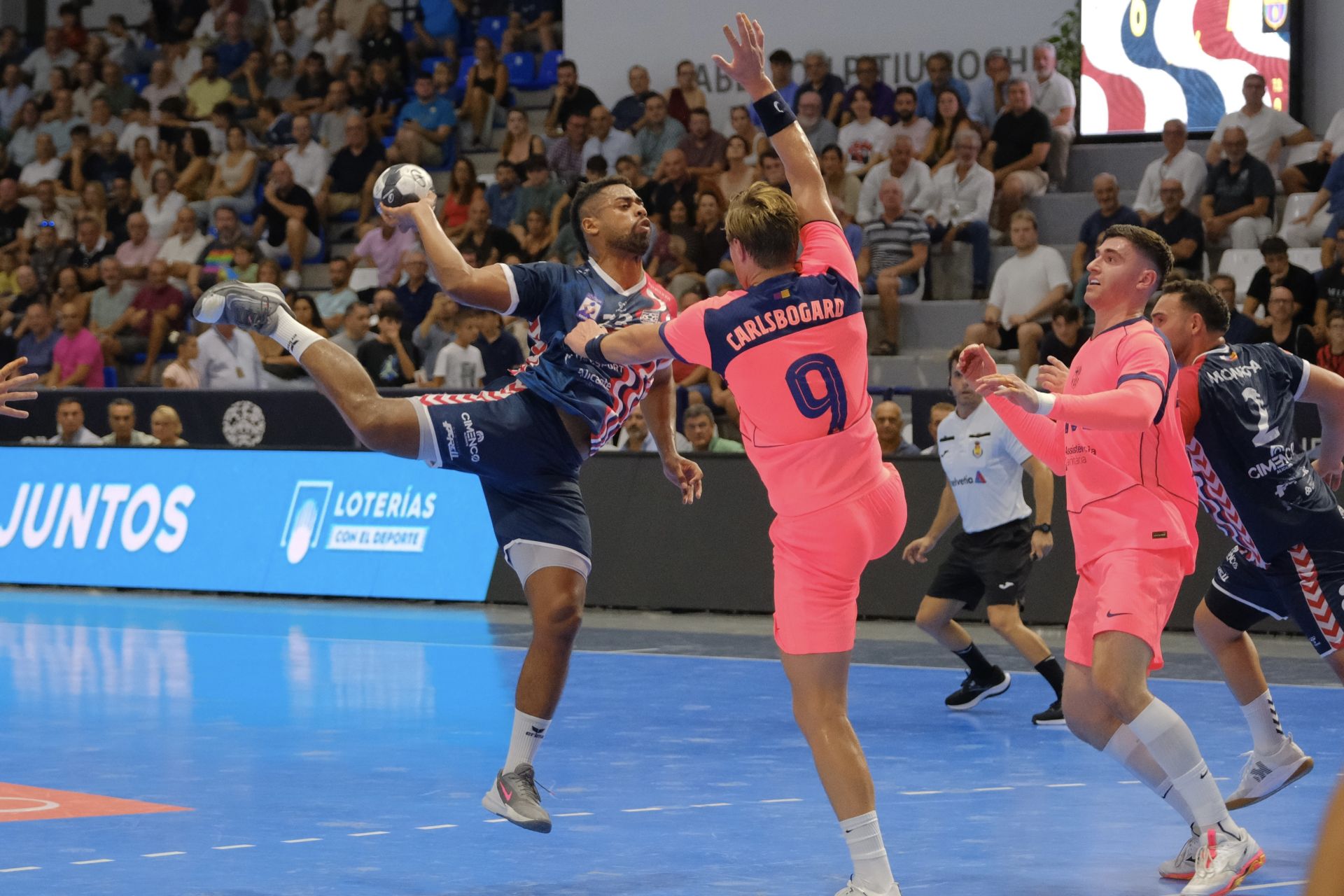 Alicante vibra con el EON-Barça en la vuelta de la máxima competición del balonmano