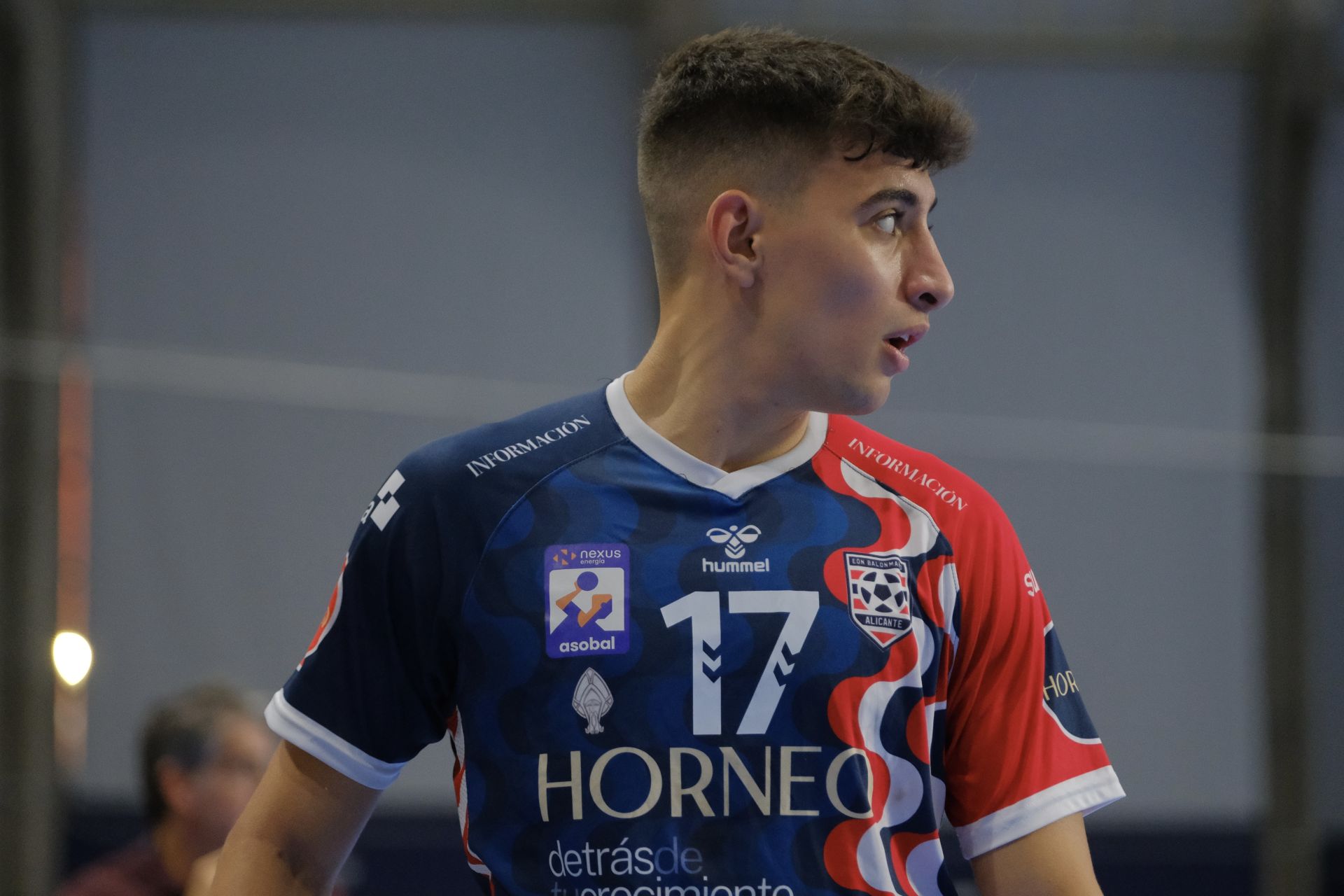 Alicante vibra con el EON-Barça en la vuelta de la máxima competición del balonmano