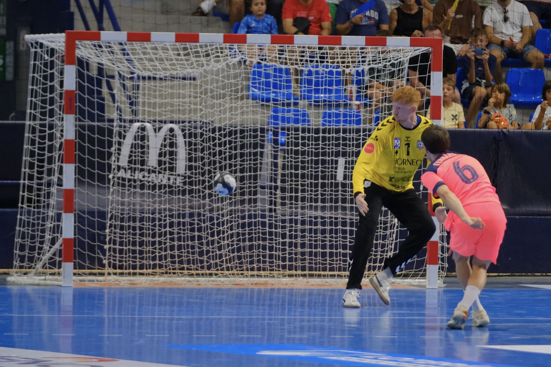 Alicante vibra con el EON-Barça en la vuelta de la máxima competición del balonmano
