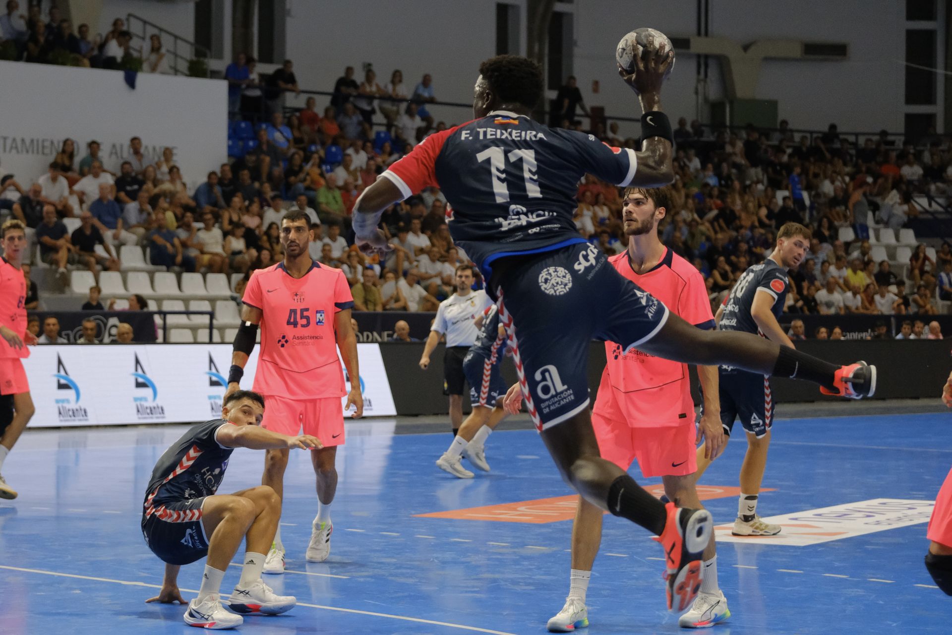 Alicante vibra con el EON-Barça en la vuelta de la máxima competición del balonmano