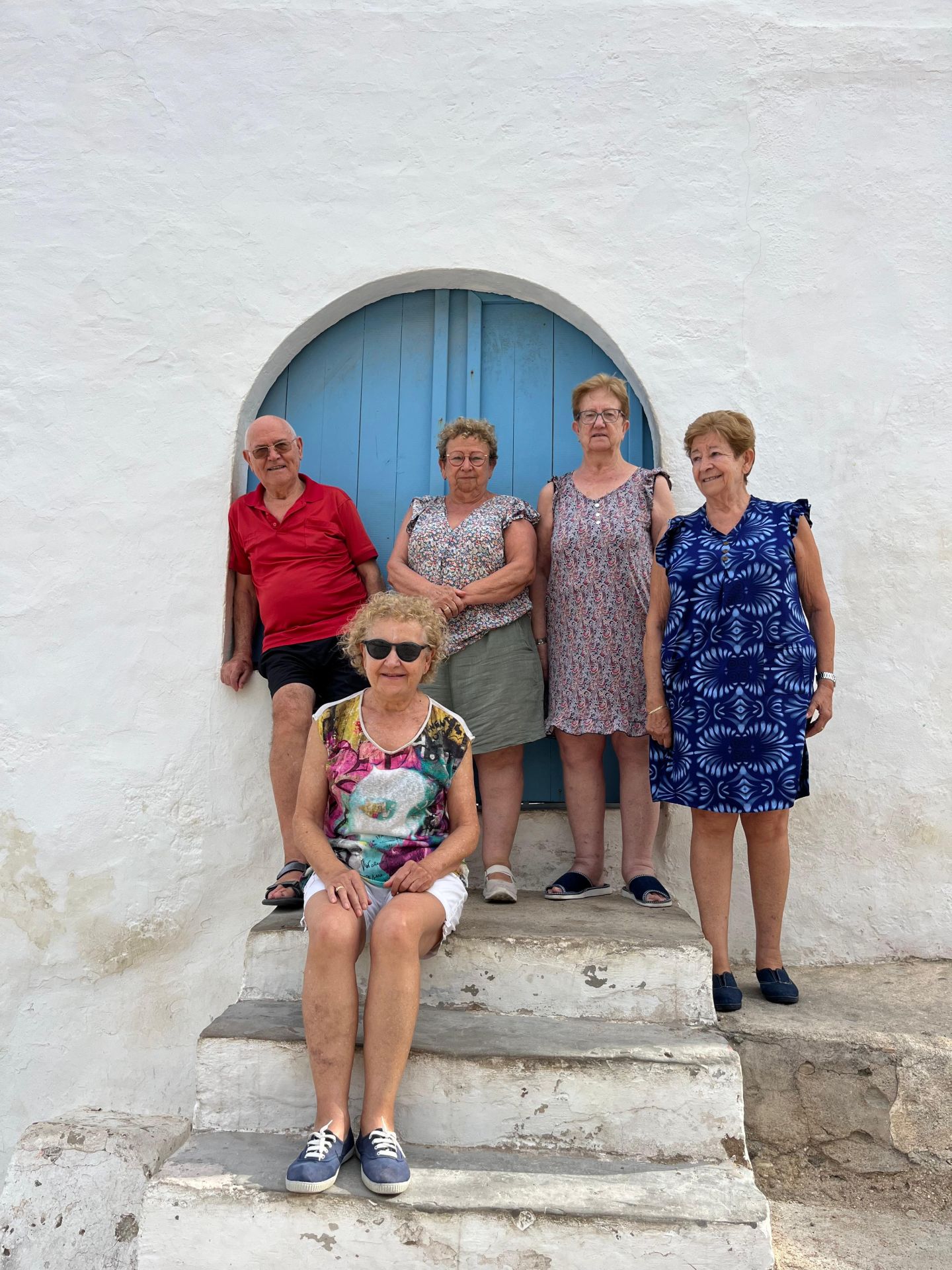 Imagen secundaria 2 - La casa con la puerta abierta y algunos de los dueños, de Gata, posando en la escaleras más virales de España.