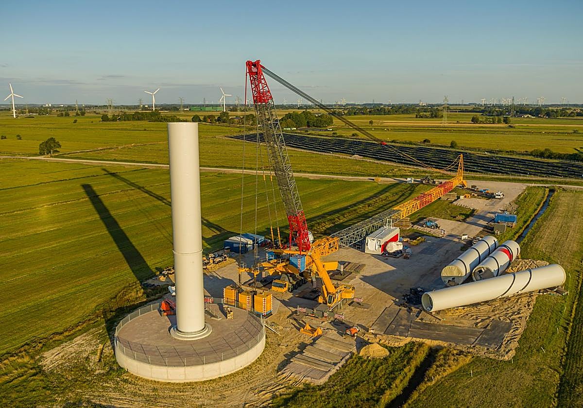 Imagen de la construcción de un aerogenerador.