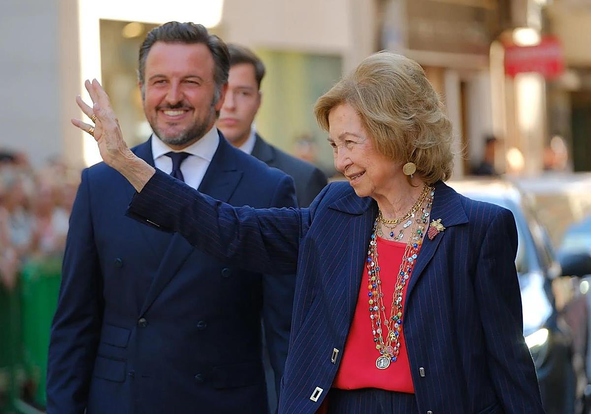 Imagen principal - La Reina Sofía, recibida con aplausos y muestras de cariño en su llegada a Elche para presidir la apertura del Congreso Internacional sobre Enfermedades Neurodegenerativas.