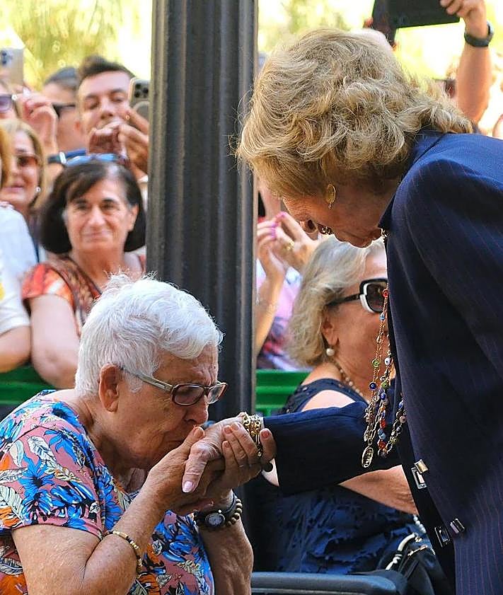 Imagen secundaria 2 - La Reina Sofía, recibida con aplausos y muestras de cariño en su llegada a Elche para presidir la apertura del Congreso Internacional sobre Enfermedades Neurodegenerativas.