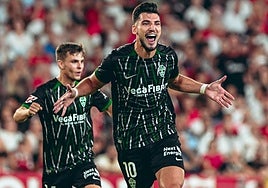 Rafa Mir celebra su gol de falta al Sevilla.