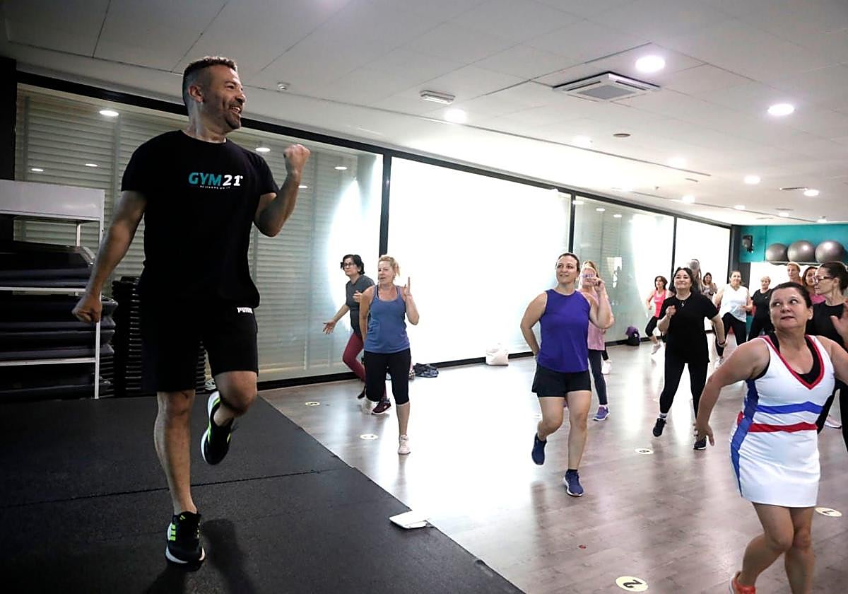 Miguel Vicens baila en una clase de zumba en el gimnasio en el que trabaja.