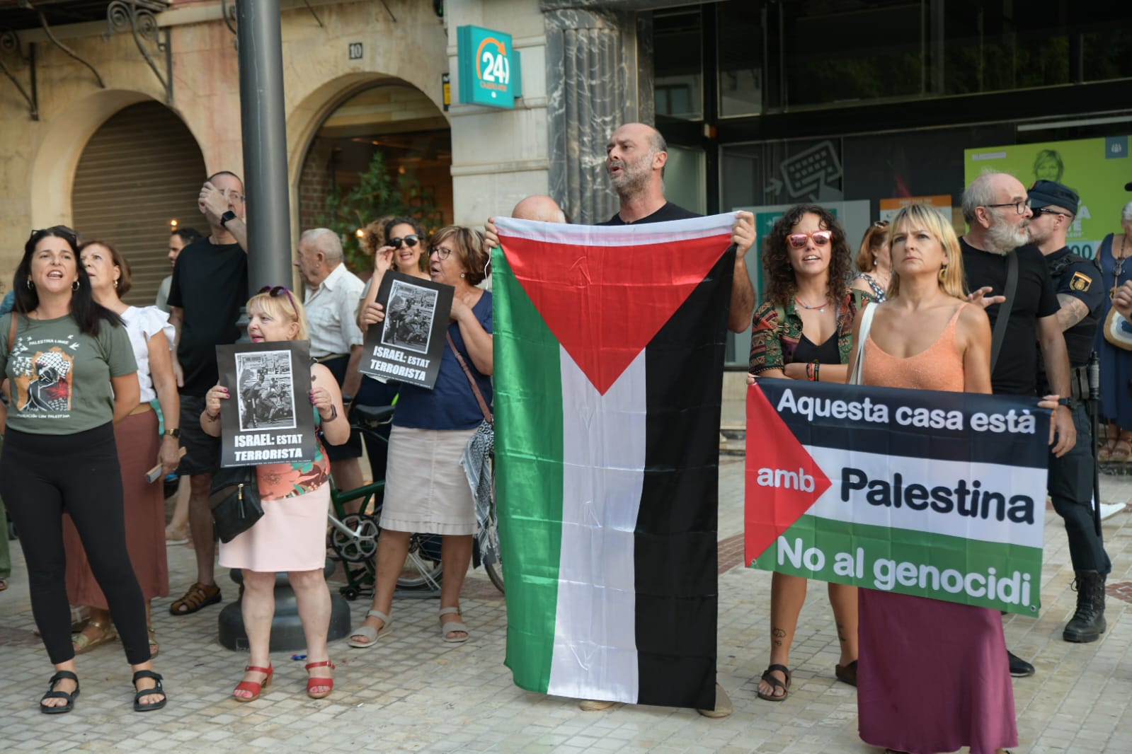 Una protesta propalestina intenta boicotear la visita de la Reina Sofía a Elche