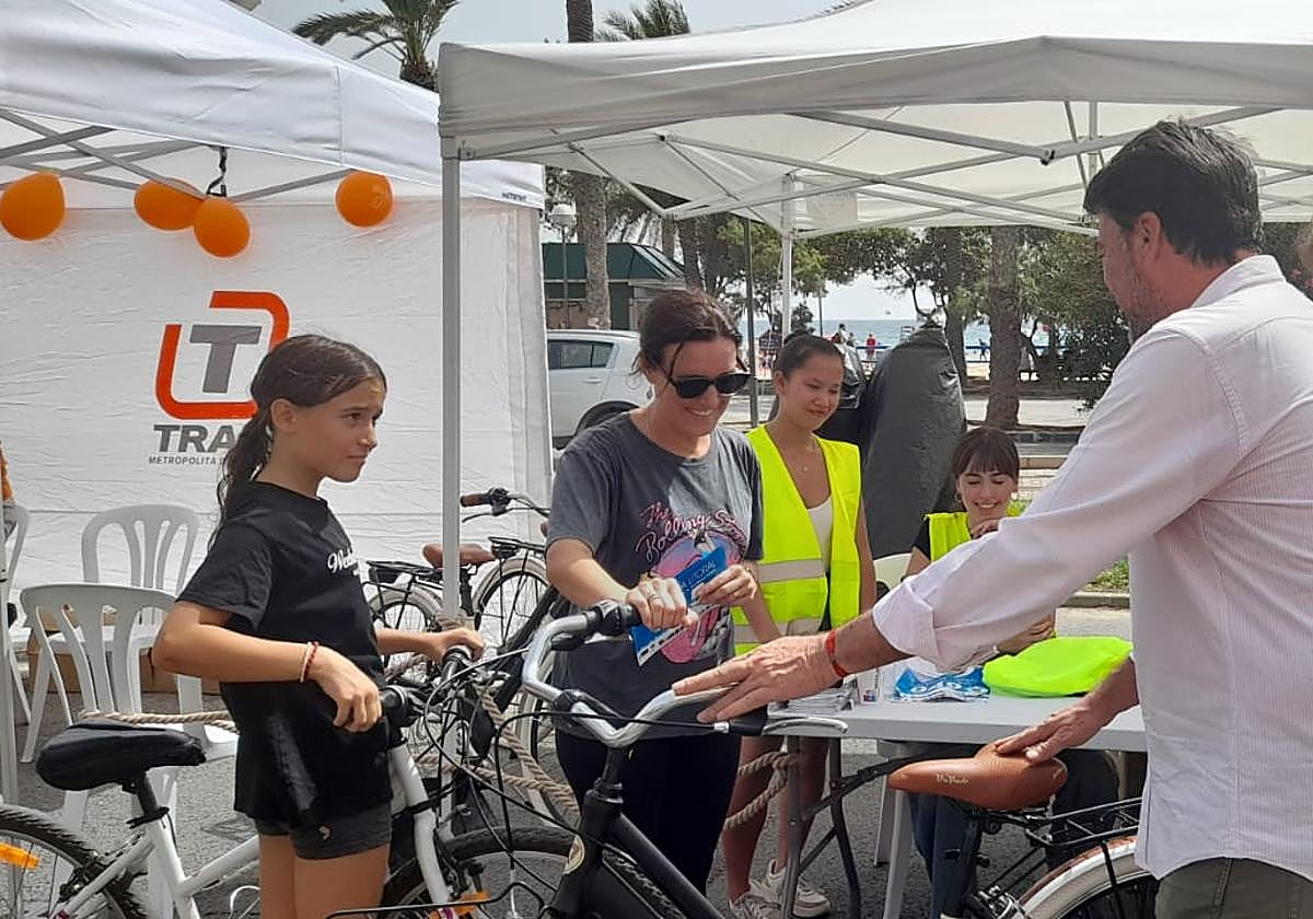 El alcalde, en el taller de bicicletas instalado en el Paseo de Gómiz, en imagen de archivo.