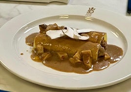 'Mini canelón de carrillada guisada, boletus y foie', la primera tapa que se cocina en las jornadas.