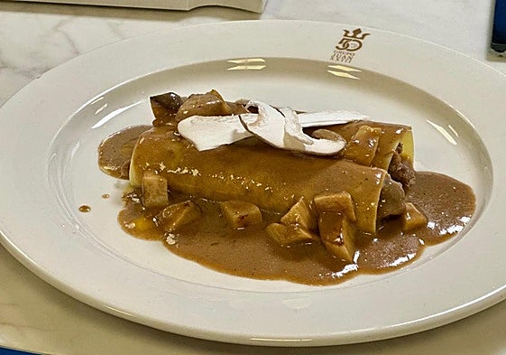 'Mini canelón de carrillada guisada, boletus y foie', la primera tapa que se cocina en las jornadas.