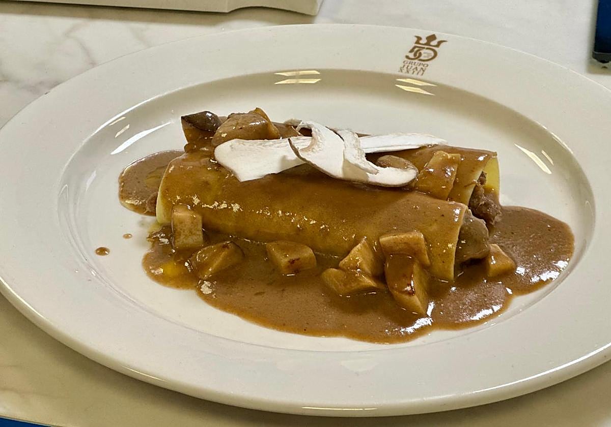 'Mini canelón de carrillada guisada, boletus y foie', la primera tapa que se cocina en las jornadas.