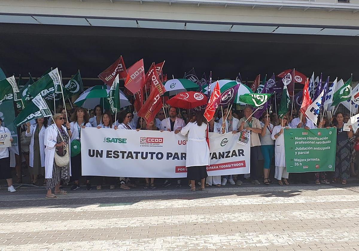 Personal sanitario concentrado en las puertas del Hospital General de Alicante.