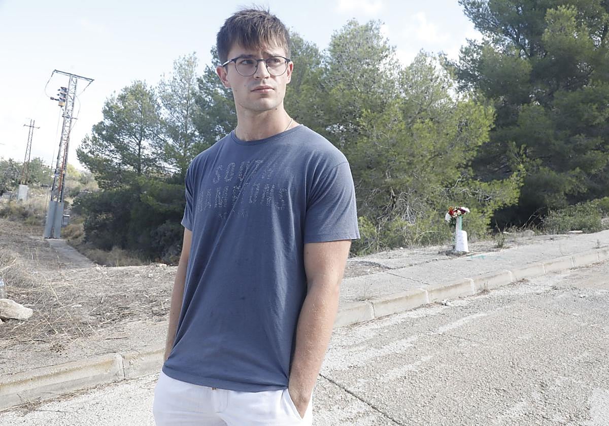 Gabriel, uno de los vecinos que salió a ayudar, junto al lugar del atropello.