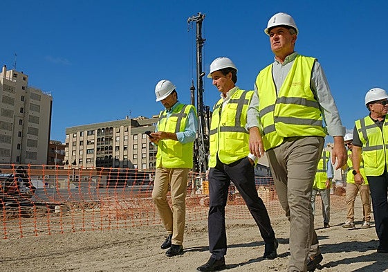 El alcalde, Luis Barcala; el concejal de Movilidad, Carlos de Juan; y el conseller Vicente Martínez Mus, visitan las obras.