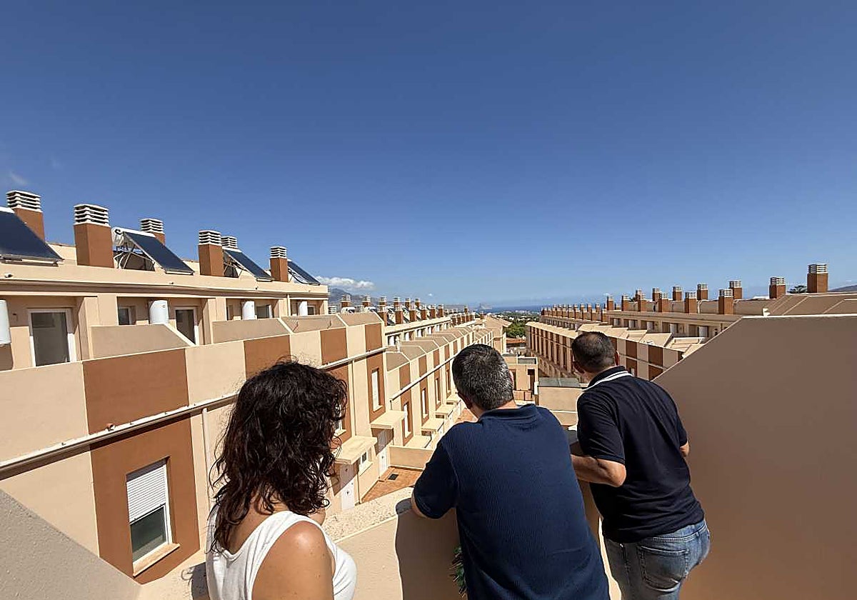 Imagen de Bernabé Cano durante la visita a la promoción