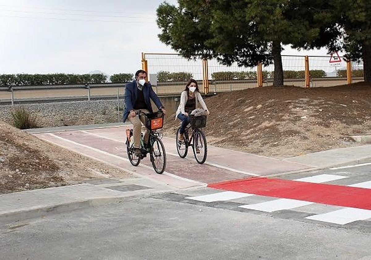 Acceso a la Universidad de Alicante por un caril bici,