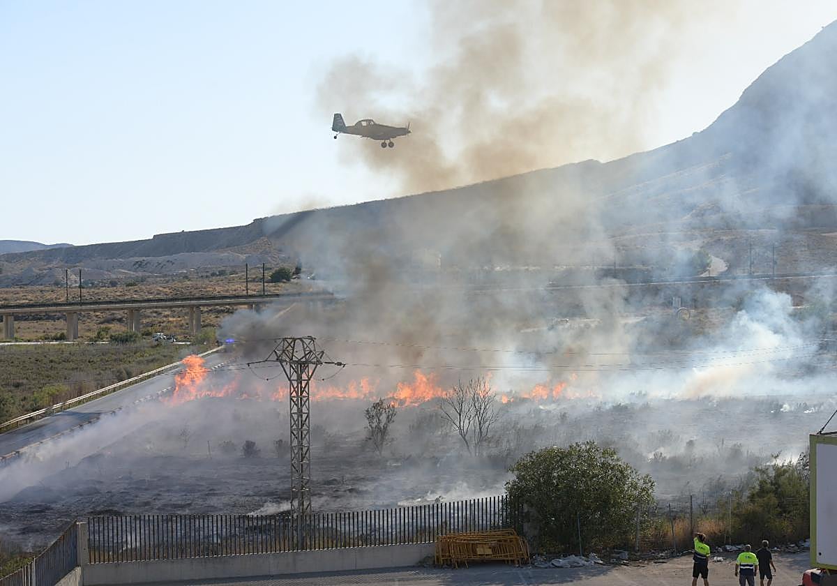 Imagen principal - Controlado el incendio forestal de Fontcalent que ha obligado a desalojar a 25 vecinos