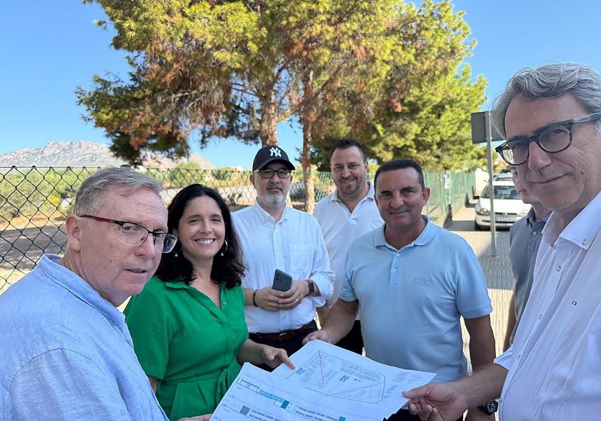 Cano, en el centro, durante la visita municipal al solar del futuro colegio.